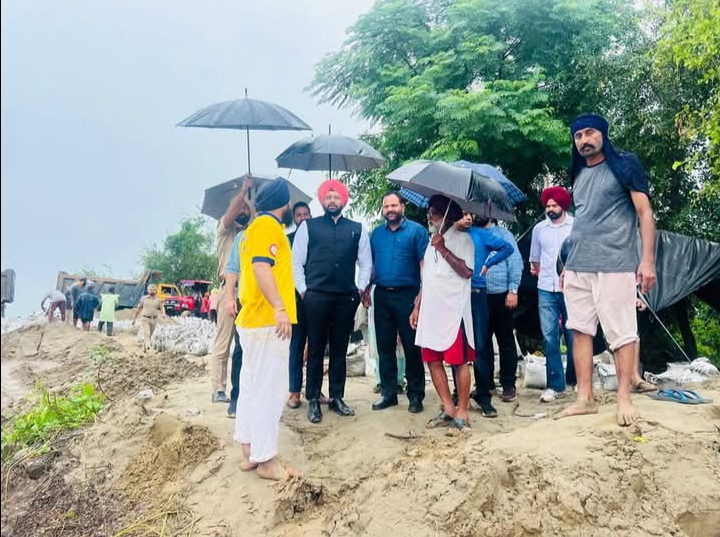 Deputy Commissioner visits Dhussi Dam at Talwandi Sibu, Tajowal and Pandarawal.